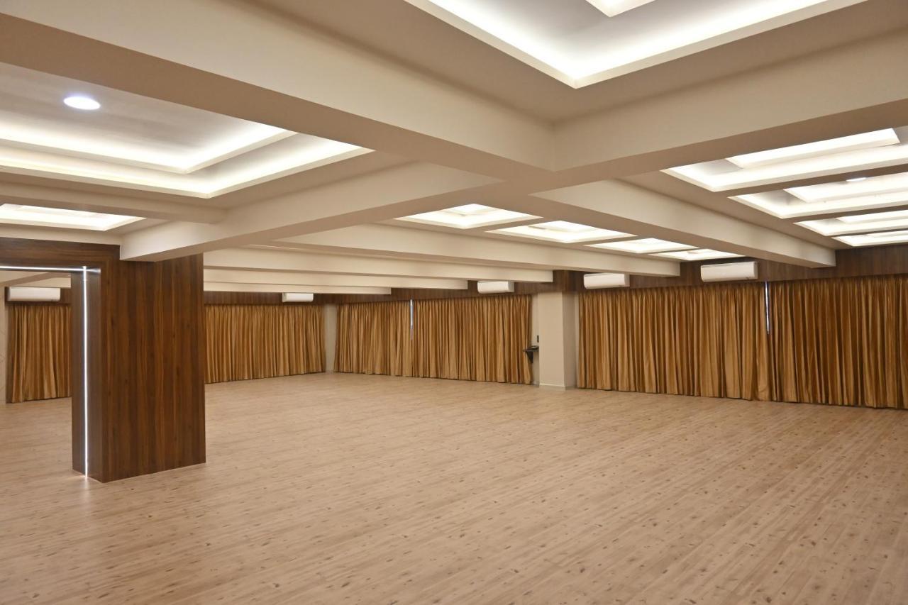 Hotel Privya Rooms And Banquet スーラト エクステリア 写真