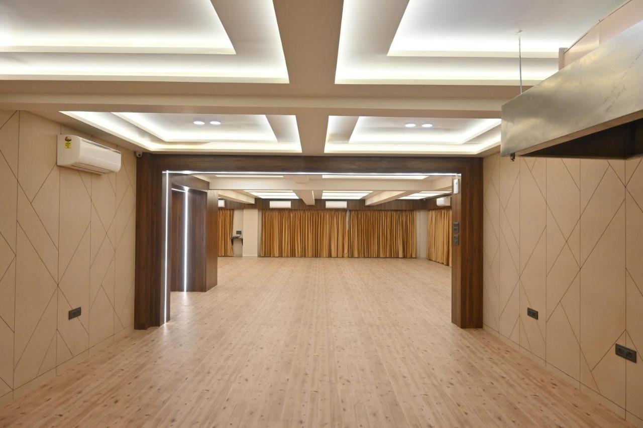 Hotel Privya Rooms And Banquet スーラト エクステリア 写真