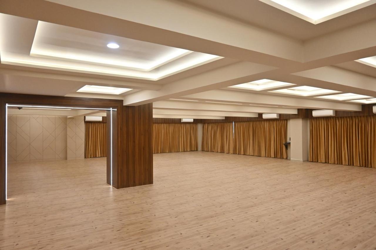 Hotel Privya Rooms And Banquet スーラト エクステリア 写真