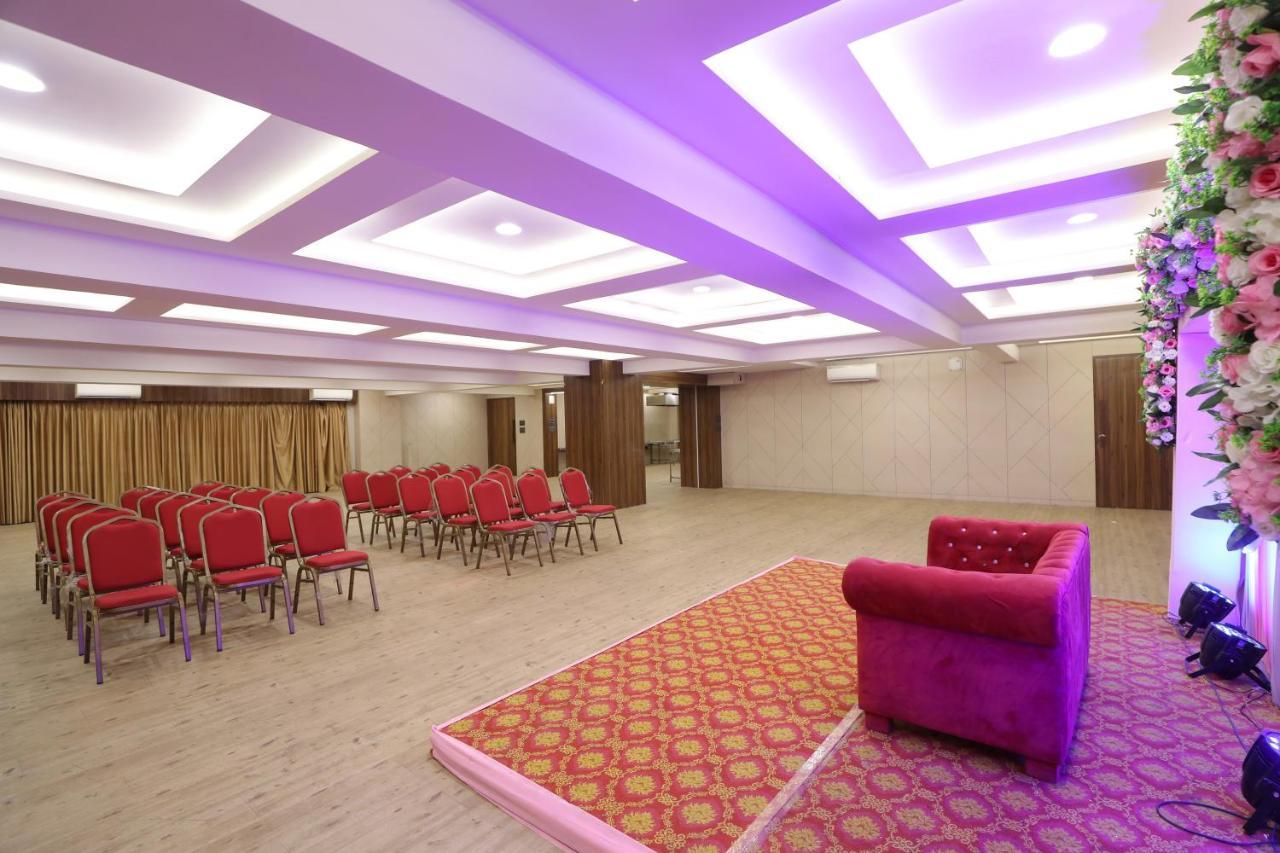 Hotel Privya Rooms And Banquet スーラト エクステリア 写真