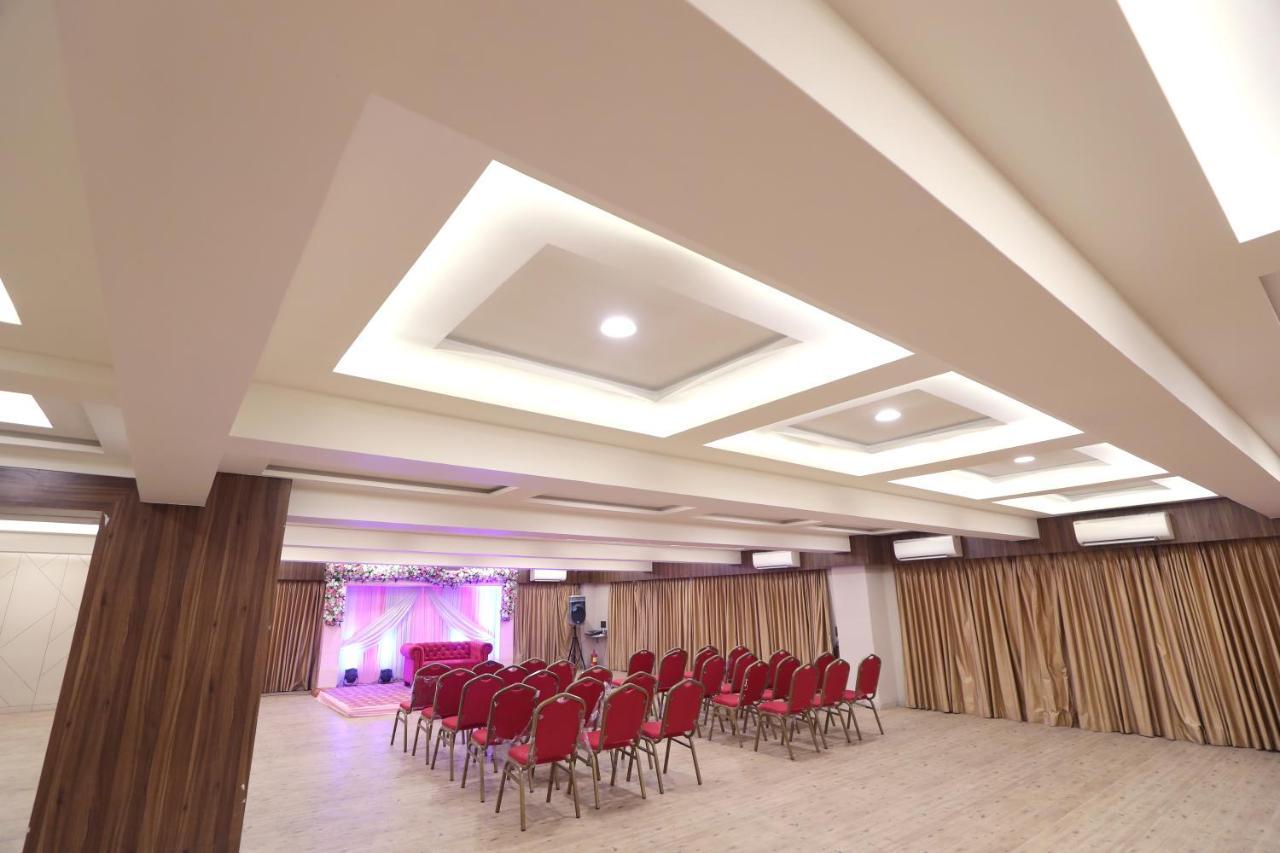 Hotel Privya Rooms And Banquet スーラト エクステリア 写真